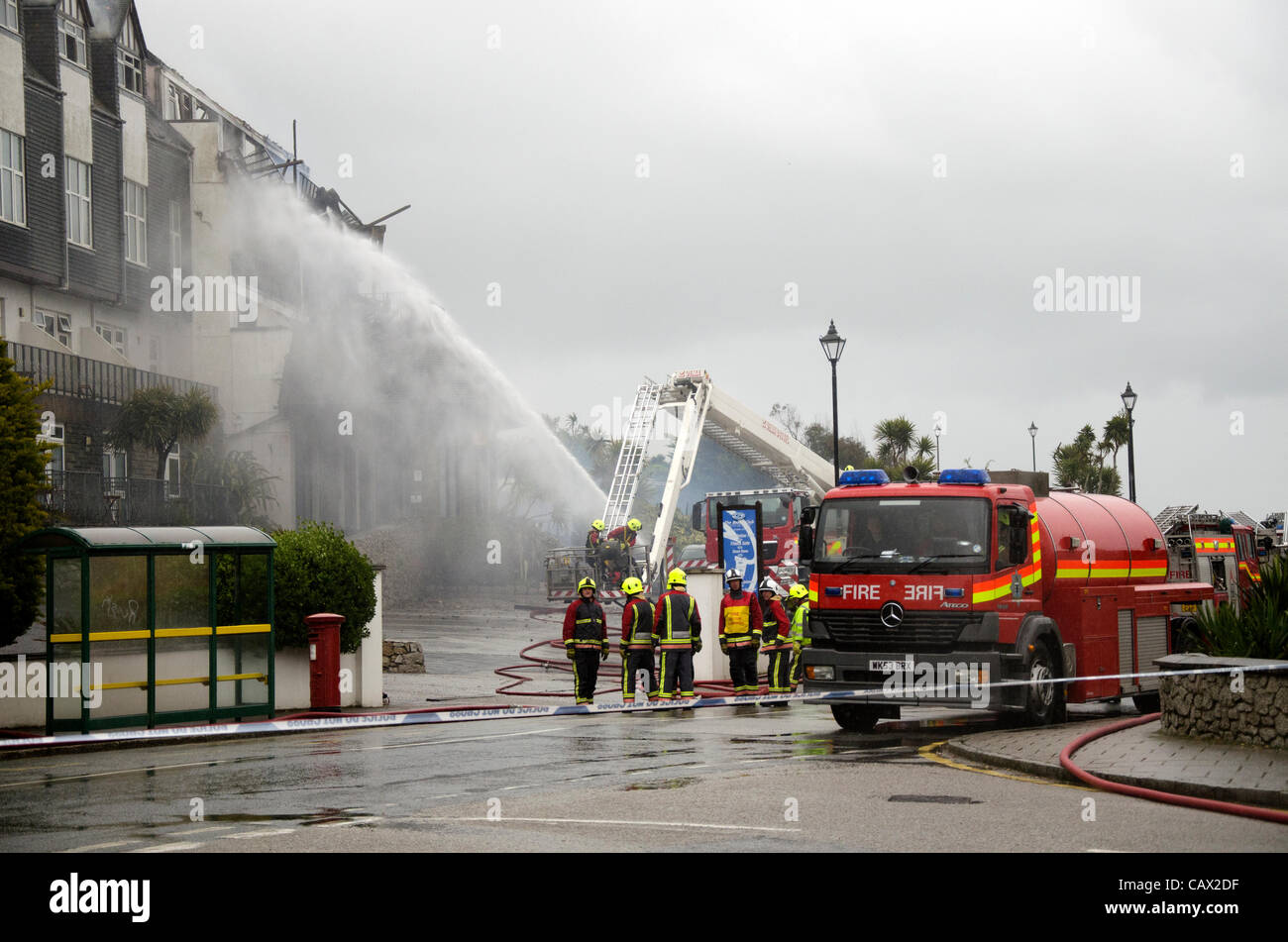 Falmouth, Cornwall, UK. Les pompiers s'attaquer à l'incendie de l'Hôtel De La Plage de Falmouth, le lundi 30 avril 2012 Banque D'Images