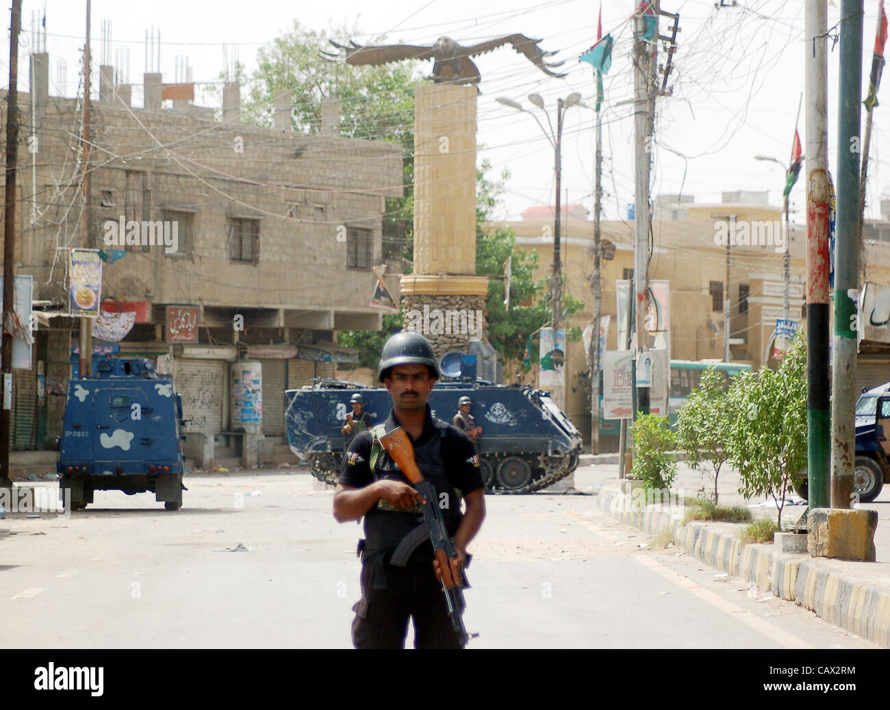 Les policiers prennent position avec la police de troupes blindés (TTB) pendant l'opération de police contre les criminels à zone Liyari à Karachi le lundi 30 avril 2012. Banque D'Images