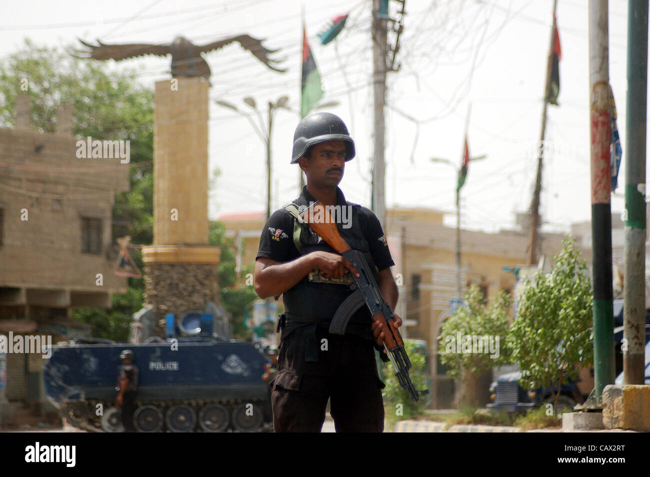 Les policiers prennent position avec la police de troupes blindés (TTB) pendant l'opération de police contre les criminels à zone Liyari à Karachi le lundi 30 avril 2012. Banque D'Images