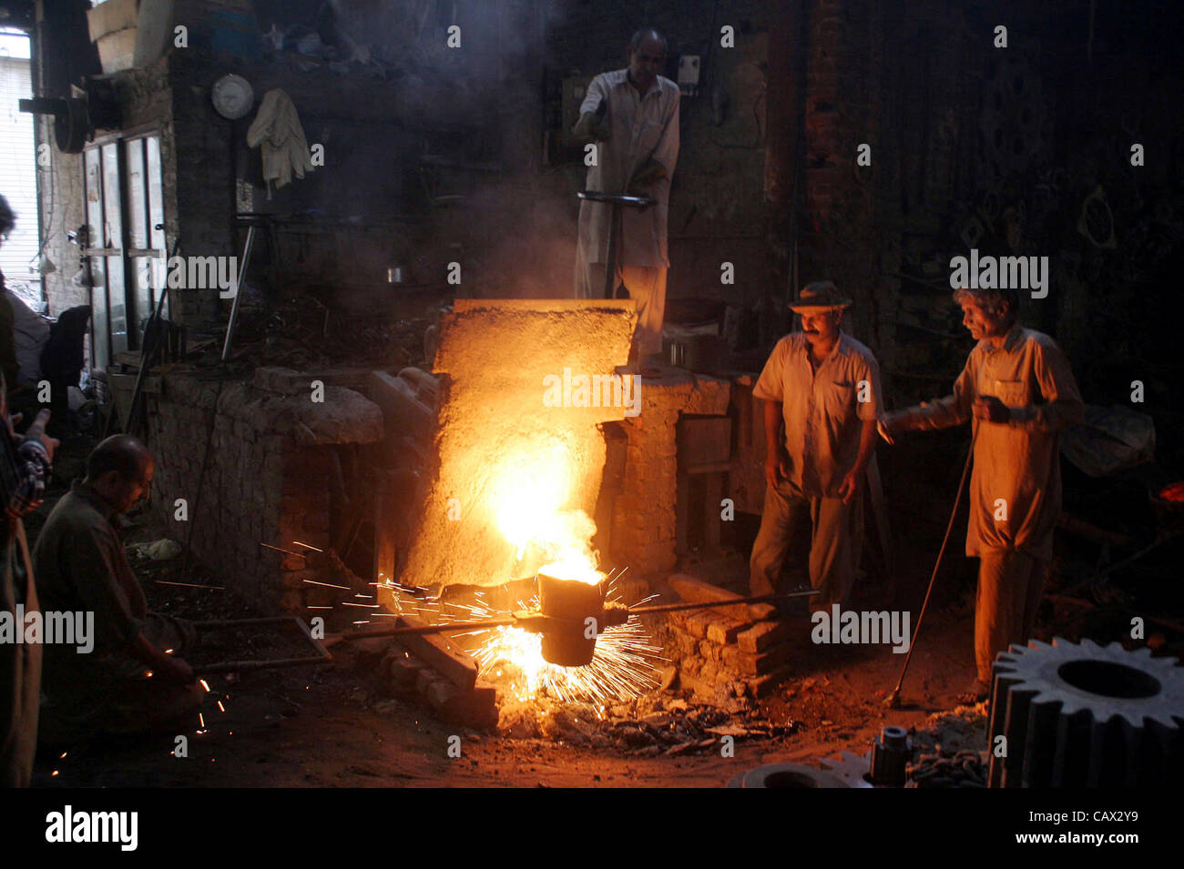 Travail occupé à travailler lors d'un atelier, à la veille de la fête du Travail à Lahore le lundi 30 avril 2012. Banque D'Images