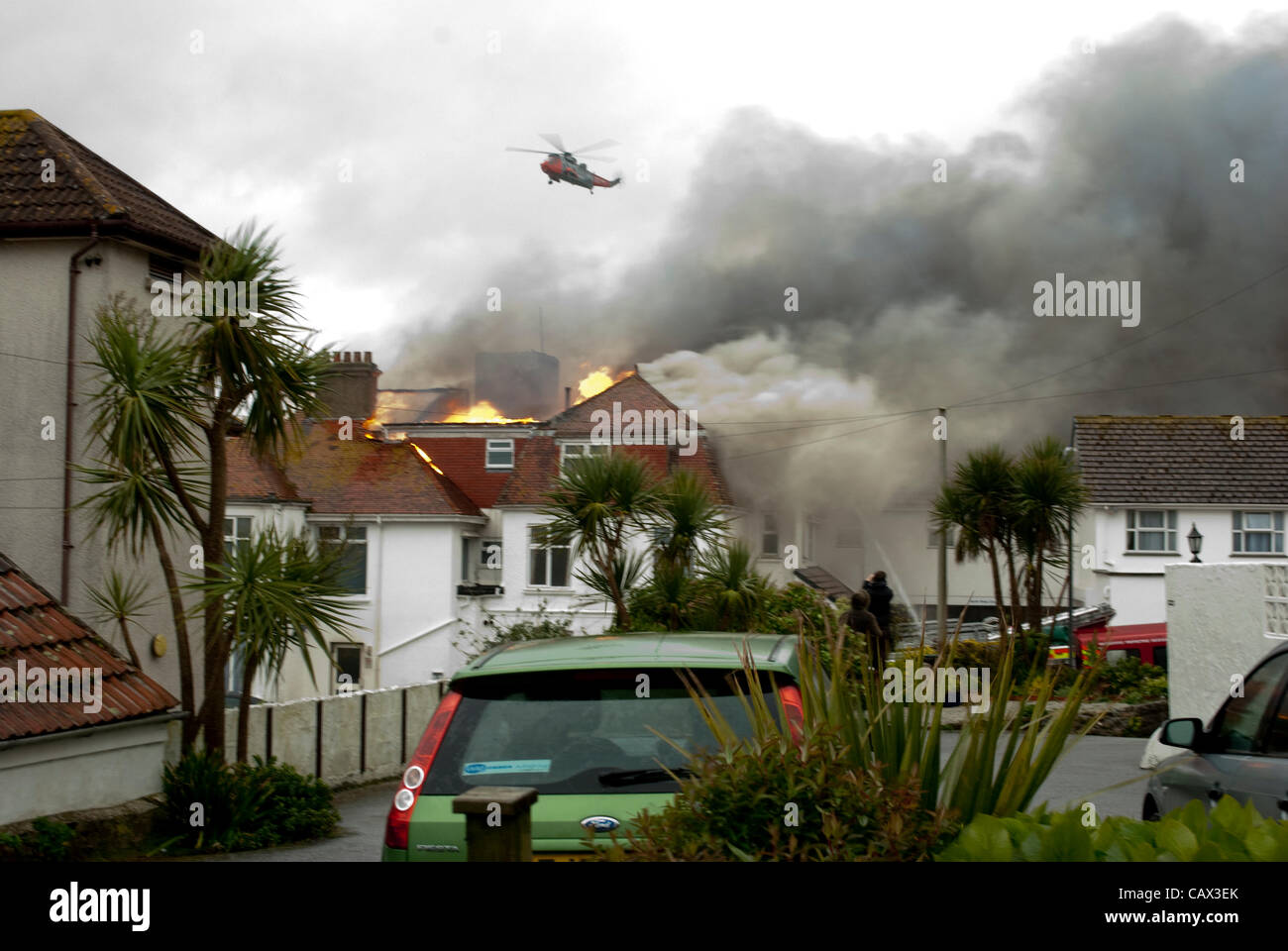 Falmouth, Royaume-Uni. 30 avril, 2012. Recherche et de sauvetage par hélicoptère au-dessus de Famlouth Beach Hotel blaze sur 30.04.12 Banque D'Images