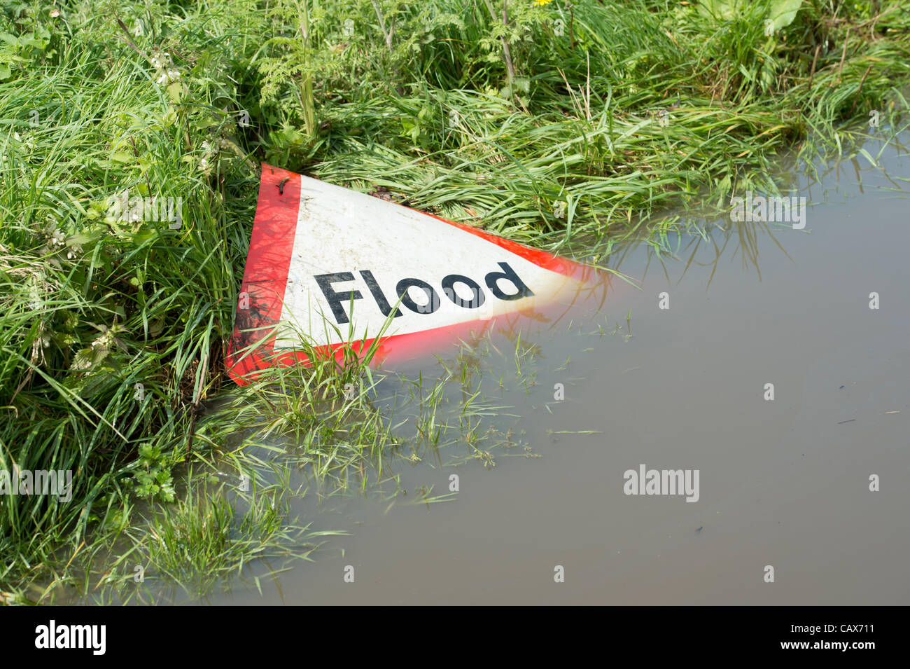 Le 1er mai 2012, Senlis, Essex, Royaume-Uni. Signe d'inondation flottant dans les eaux de crue. La pluie torrentielle a conduit à des inondations locales qui a empiré même si la pluie s'est arrêtée en raison d'eaux de ruissellement des champs environnants. Banque D'Images