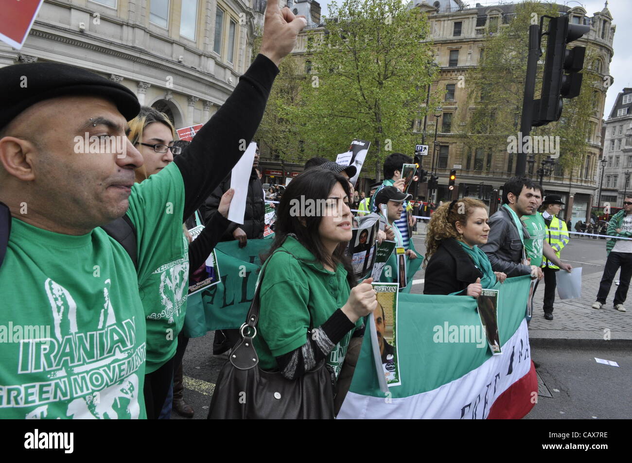 01 mai 2012 Londres Royaume-Uni. Les membres du Mouvement Vert iranien inscrivez-vous les syndicats et les manifestants sur l'anti coupures peut jour annuel de mars. La marche suivie d'un itinéraire à travers le centre de Londres en terminant avec un rassemblement à Trafalgar Square. Banque D'Images