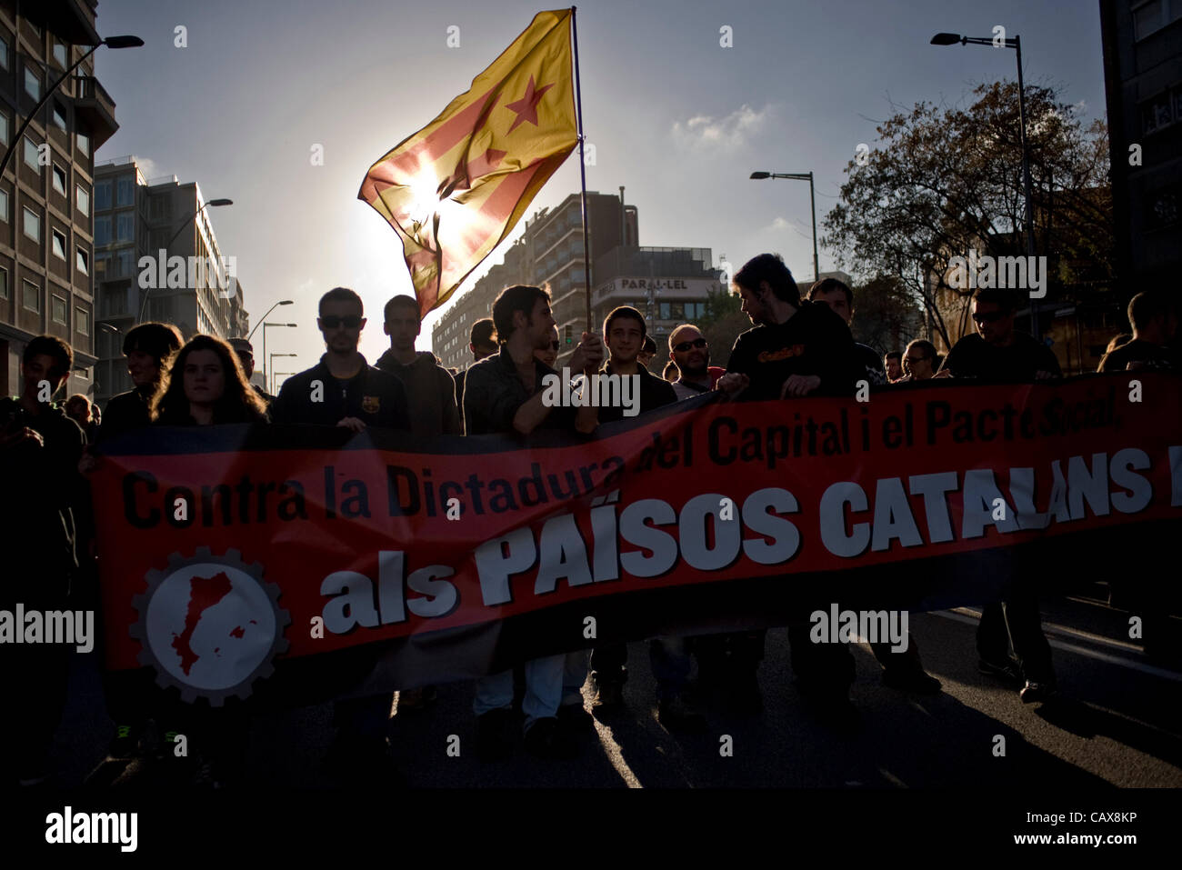 01 mai 2012 - Barcelone, Espagne. Un drapeau catalan avec l'étoile (symbole de l'indépendance) au cours de la célébration de la journée de démonstration alternative peut formé par les syndicats minoritaires et avec la présence d'un grand déploiement de police. Banque D'Images