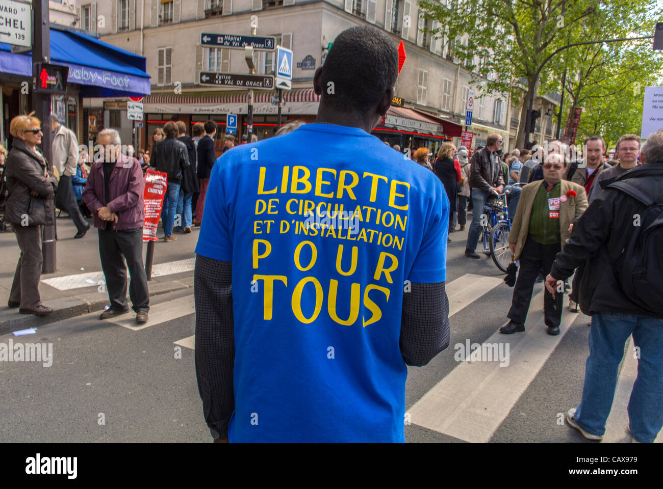 Paris, France, les syndicats français manifestent en mars du jour de mai, manifestation internationale des immigrants africains, manifestations dans la rue, t-shirt slogan, migrants européens, manifestants droits humains multiraciaux Banque D'Images