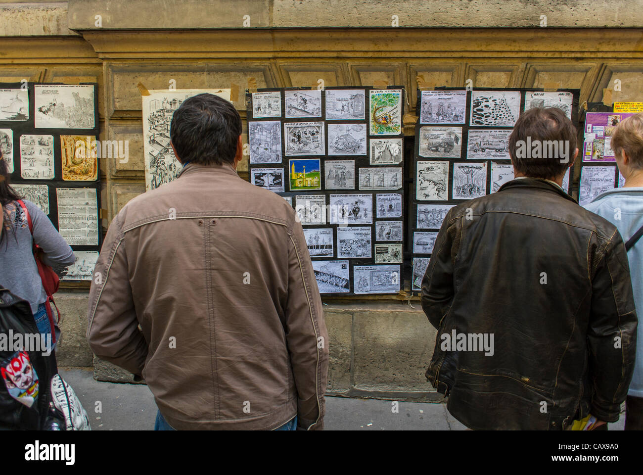 Paris, France, les gens à la française à l'exposition de caricatures politiques sur mur rue des syndicats français à la démonstration peuvent jour Events Banque D'Images