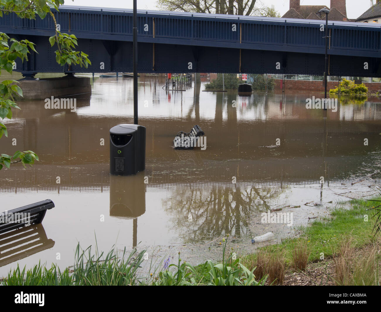 Upton sur Severn accolades à l'augmentation des niveaux de la rivière Severn après le récent record de pluie freinage Banque D'Images