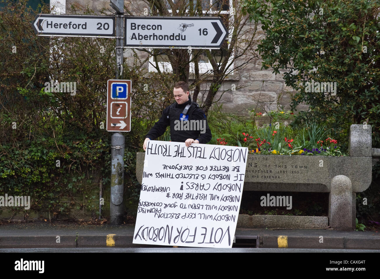 3e mai 2012. CSO la police dépose des signer demandant aux gens de voter pour personne dans l'élection du conseil de la ville de Hay-on-Wye, Powys, Wales, UK. Banque D'Images