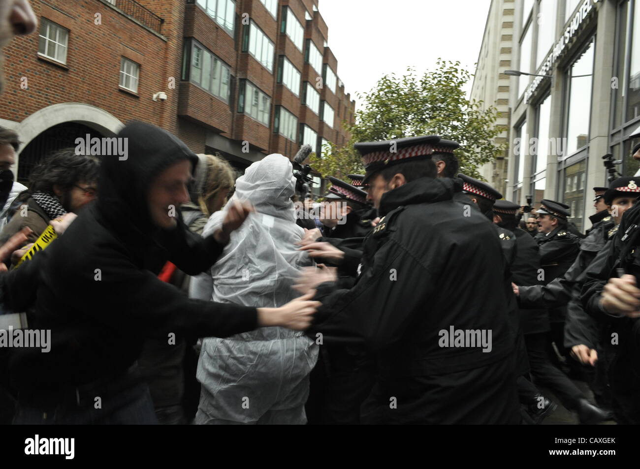 03 mai 2012 Godliman Street EC4 London UK. La justice climatique protestation collective tentant de perturber le sommet de l'énergie, au Royaume-Uni à Londres. La convention collective protestaient contre le changement climatique et la pauvreté énergétique et appelant à une énergie plus propre. Banque D'Images