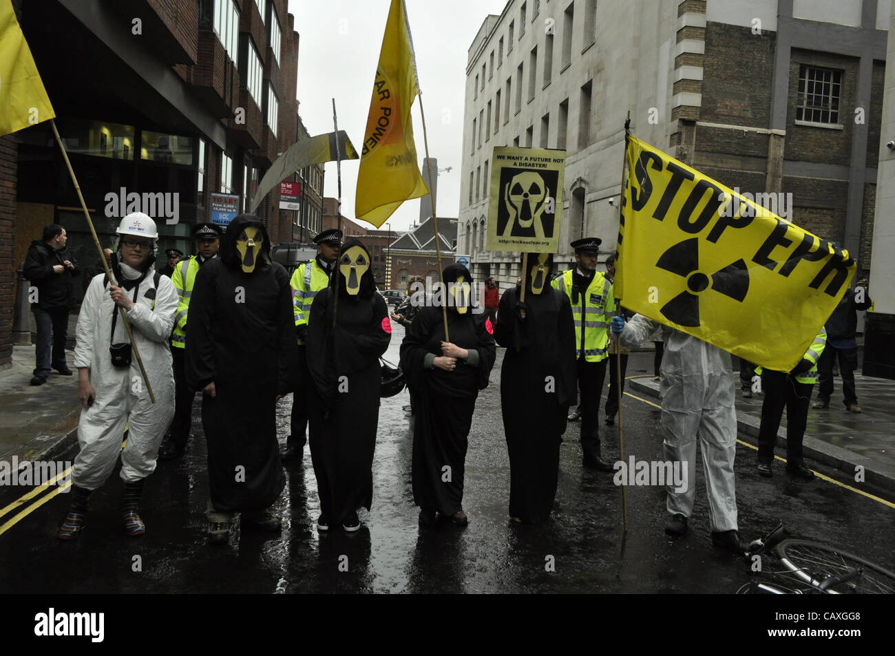 03 mai 2012 Godliman Street, London UK. La justice climatique protestation collective tentant de perturber le sommet de l'énergie, au Royaume-Uni à Londres. La convention collective protestaient contre le changement climatique et la pauvreté énergétique et appelant à une énergie plus propre. Banque D'Images