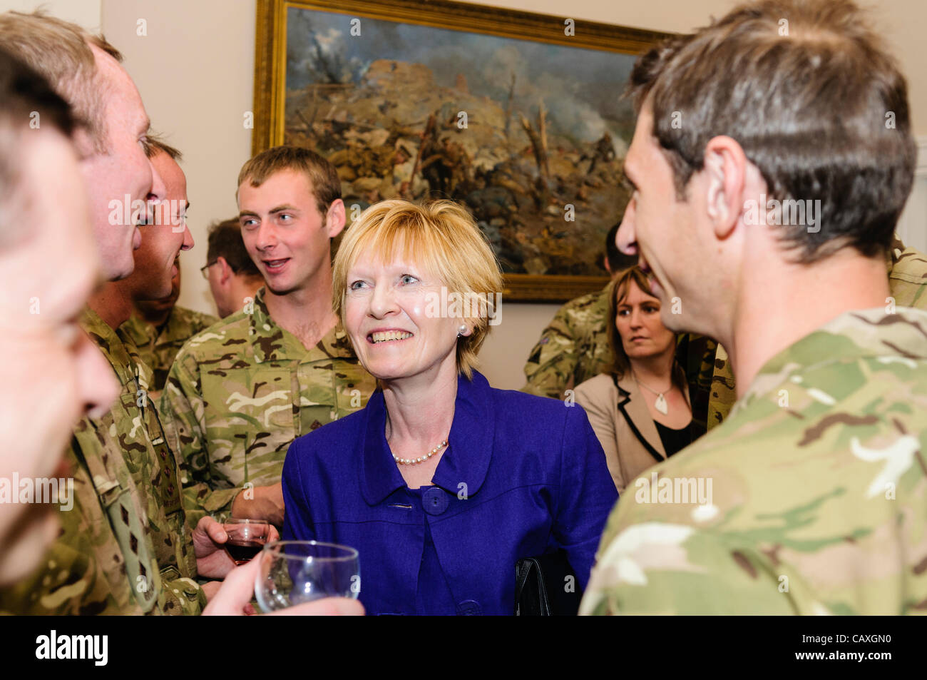 Holywood, 03/05/2012 - Dame Sylvia Hermon, député de North Down, accueille les soldats à la maison Palace Barracks, comté de Down, après une période de service en Afghanistan Banque D'Images