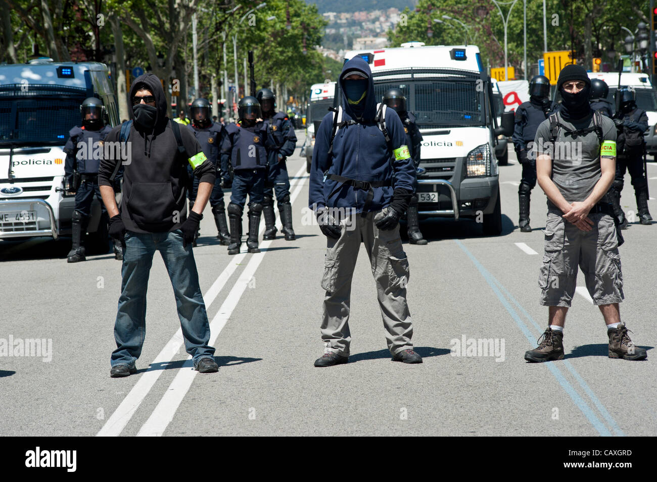 Barcelone, ​​May 3. 2012.-Des milliers de policiers contrôlent la ville, certains en civil et avec son visage couvert pendant le sommet de la Banque centrale européenne Banque D'Images