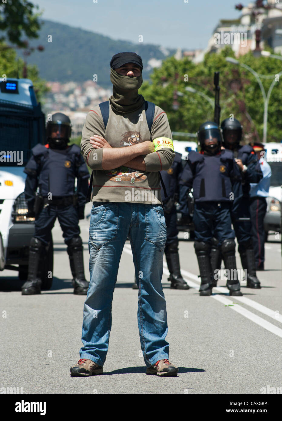 Barcelone, ​​May 3. 2012.-Des milliers de policiers contrôlent la ville, certains en civil et avec son visage couvert pendant le sommet de la Banque centrale européenne. Banque D'Images