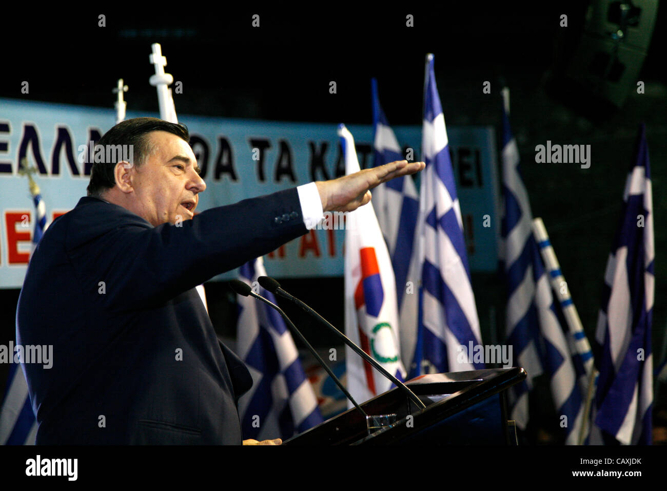 Giorgos KARATZAFERIS, chef du rassemblement orthodoxe populaire (LAOS), parti d'extrême droite s'exprime à la tribune. Le dirigeant du parti d'extrême droite de l'orthodoxe populaire, communément appelé le Laos, Giorgos Karatzaferis avant les campagnes électorales du dimanche à Thessalonique, en Grèce. Le 3 mai 2012. Banque D'Images