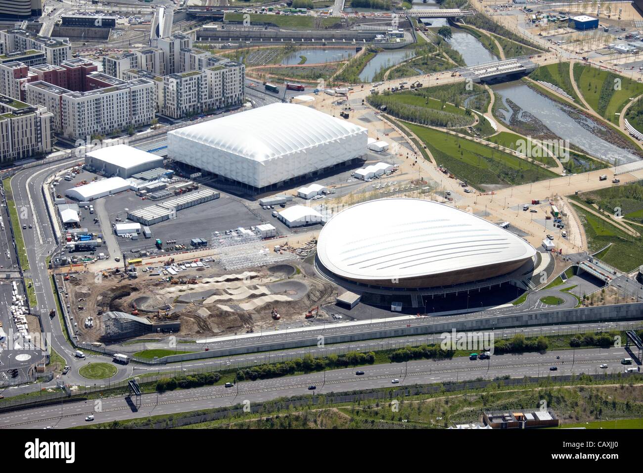 Photographie aérienne de l'arène de basket-ball dans le Parc Olympique et le vélodrome olympique de Londres 2012, site, Stratford London E20 UK, 30 avril 2012 Banque D'Images