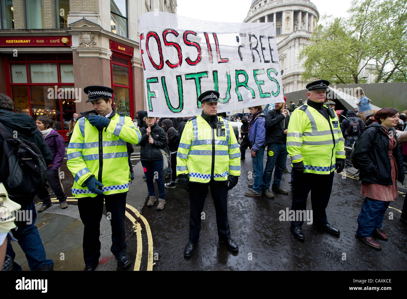 La Big Six activistes du climat énergie bash : protestation contre le sommet de l'énergie, au Royaume-Uni, à l'hôtel Grange St Paul's Hotel dans la ville de Londres, Royaume-Uni. Quatre groupes représentant les combustibles fossiles, requins, du logement et de l'énergie sale convergent mais ne parviennent pas à obtenir l'accès à la conférence. Ils sont ensuite kettled. 03/5/12 Banque D'Images