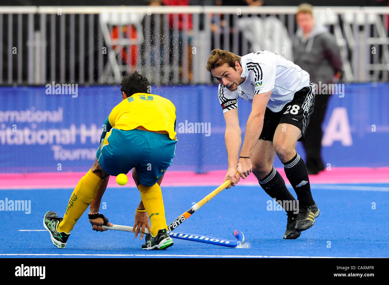 03.05.2012 Londres, Angleterre. Le milieu de l'Allemagne #  28 Tobias MATANIA (GER) pousses durant l'avant-match entre l'Allemagne et l'Australie sur le jour 2 de l'Invitation de Visa International au tournoi de hockey de la rive Arena sur le parc olympique. (C'est un test des Jeux Olympiques de 2012, une partie de l'événement Banque D'Images