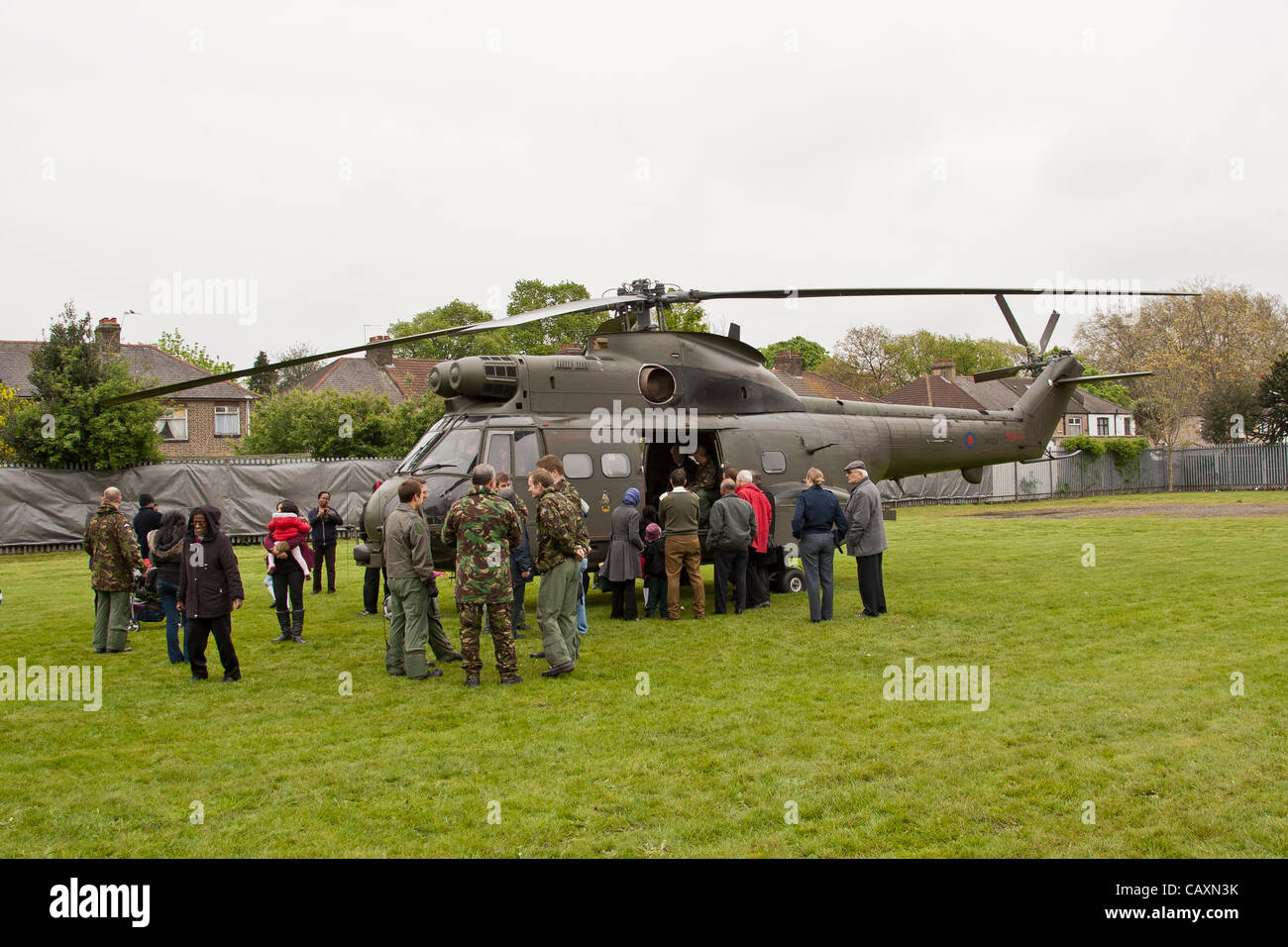 Vendredi 4 mai 2012 les résidents d'Ilford invités à regarder autour d'hélicoptères Puma de la RAF qui feront partie de la Force de réaction de l'air pour les Jeux Olympiques de 2012, Banque D'Images