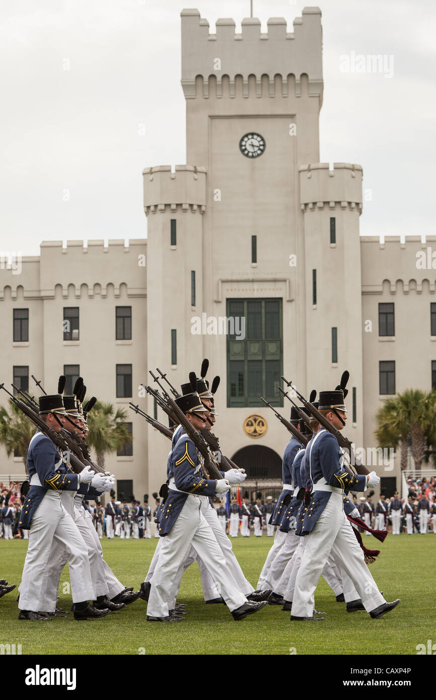 Underclassman à la Citadelle de son diplôme passé défilé seniors durant la longue ligne grise cérémonie le 4 mai 2012 à Charleston, Caroline du Sud. La Citadelle a effectué le défilé militaire à l'occasion de l'obtention du diplôme depuis 1842. Banque D'Images