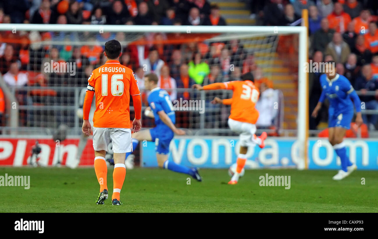 04.05.2012 Blackpool, Angleterre. Blackpool v Birmingham City. Le milieu de terrain anglais de Blackpool Tom Ince mais sa frappe à l'écart pendant la NPower Championship Match Play Off joué à Bloomfield Road. Banque D'Images