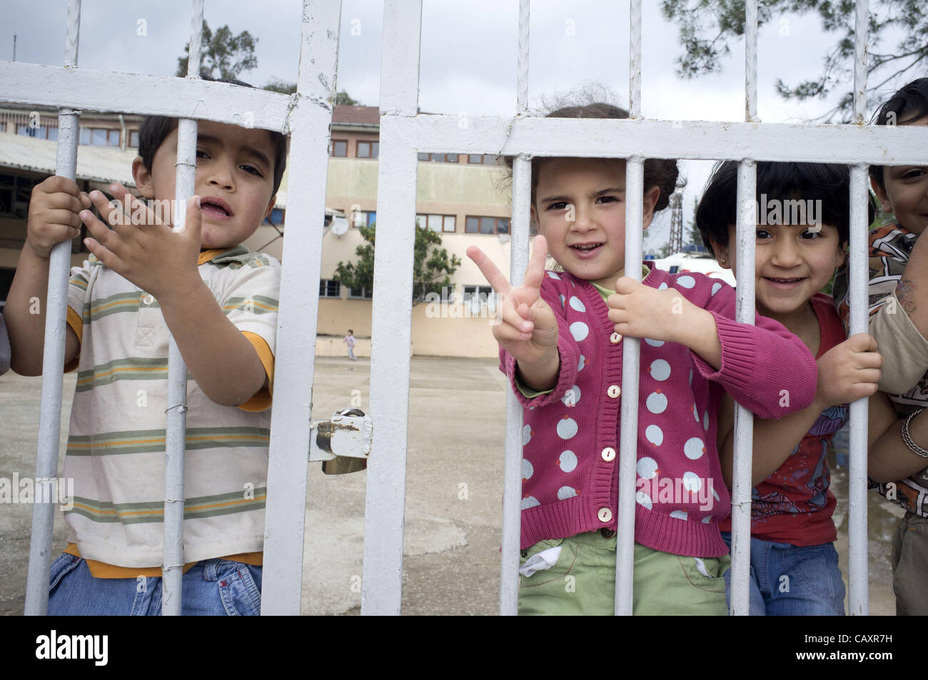 4 mai 2012 - les enfants attendent pour le lait et des approvisionnements de la Société du Croissant-Rouge turc, à l'intérieur de la porte du camp de réfugiés en Yeladaki, Turquie. ..Des milliers de réfugiés syriens continuent d'affluer à travers les frontières en Turquie que le régime Assad continue c'est le bombardement des villes de l'opposition un Banque D'Images