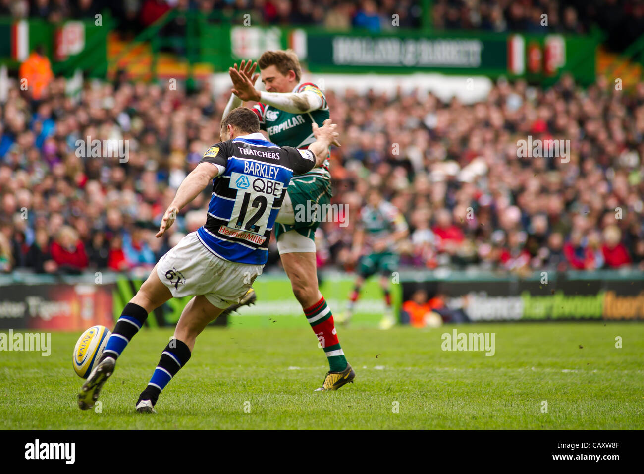 21.04.2012 Leicester, Angleterre. Leicester Tigers v Bath Rugby. Toby Flood (Leicester Tigers) tente de bloquer Olly Barkley (Rugby) au cours de la Premiership match de rugby joué au Welford Road Stadium. Banque D'Images