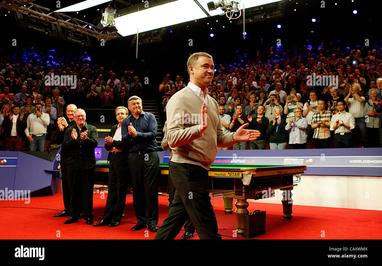 2 mai 2012 - Sheffield, Angleterre - 02.05.2012 - Steve Davis (de gauche à droite), Dennis Taylor, Terry Griffiths, John Parrott, et Ken Doherty a rendu hommage à sept fois champion du monde Stephen Hendry, qui a annoncé sa retraite de la match professionnel après sa défaite en quart de finale par Stephen Magui Banque D'Images