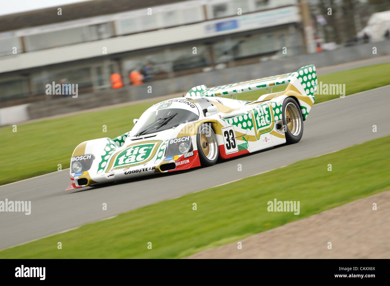 5 mai 2012, le circuit de course de Donington Park, Royaume-Uni. Les 1989 Porsche 962C de Henrik Lindberg au Donington Festival Historique Banque D'Images