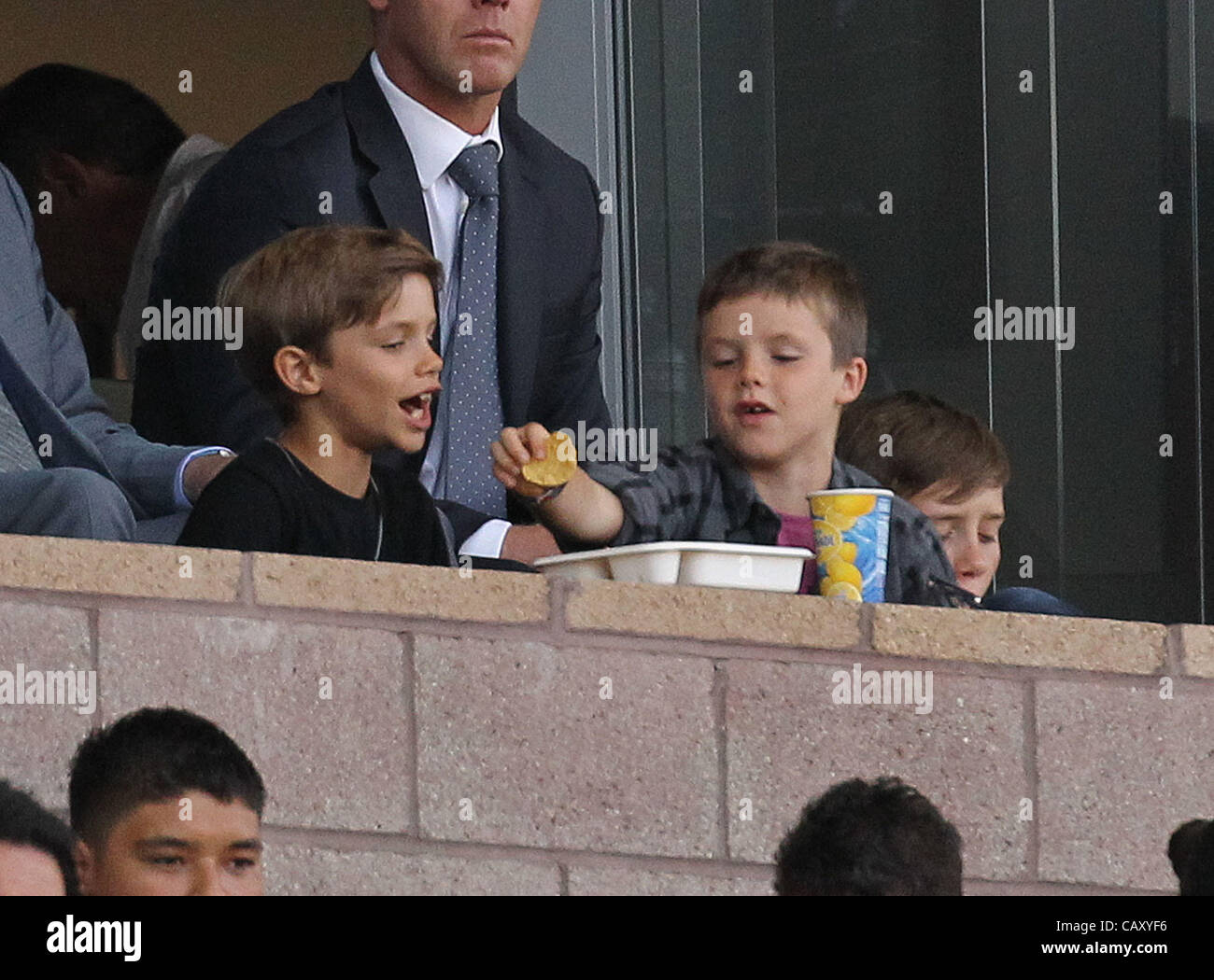 Los Angeles, Californie, États-Unis. 05 mai, 2012. Romeo et Cruz Beckham au LA Galaxy v Red Bulls de New York à Los Angeles, CA Banque D'Images