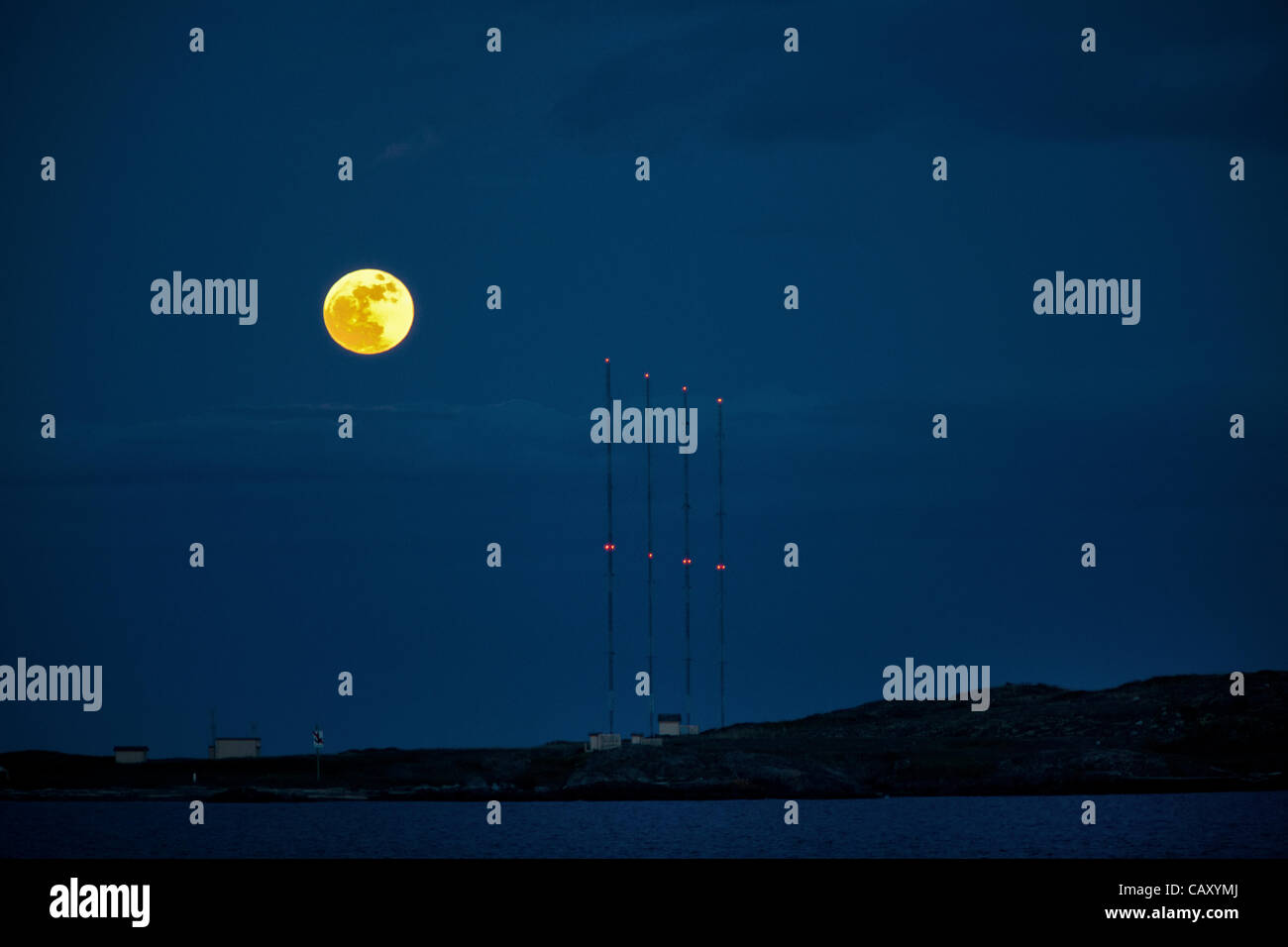 Pleine lune au périgée sur l'île Trial. Victoria, BC, Canada. Banque D'Images
