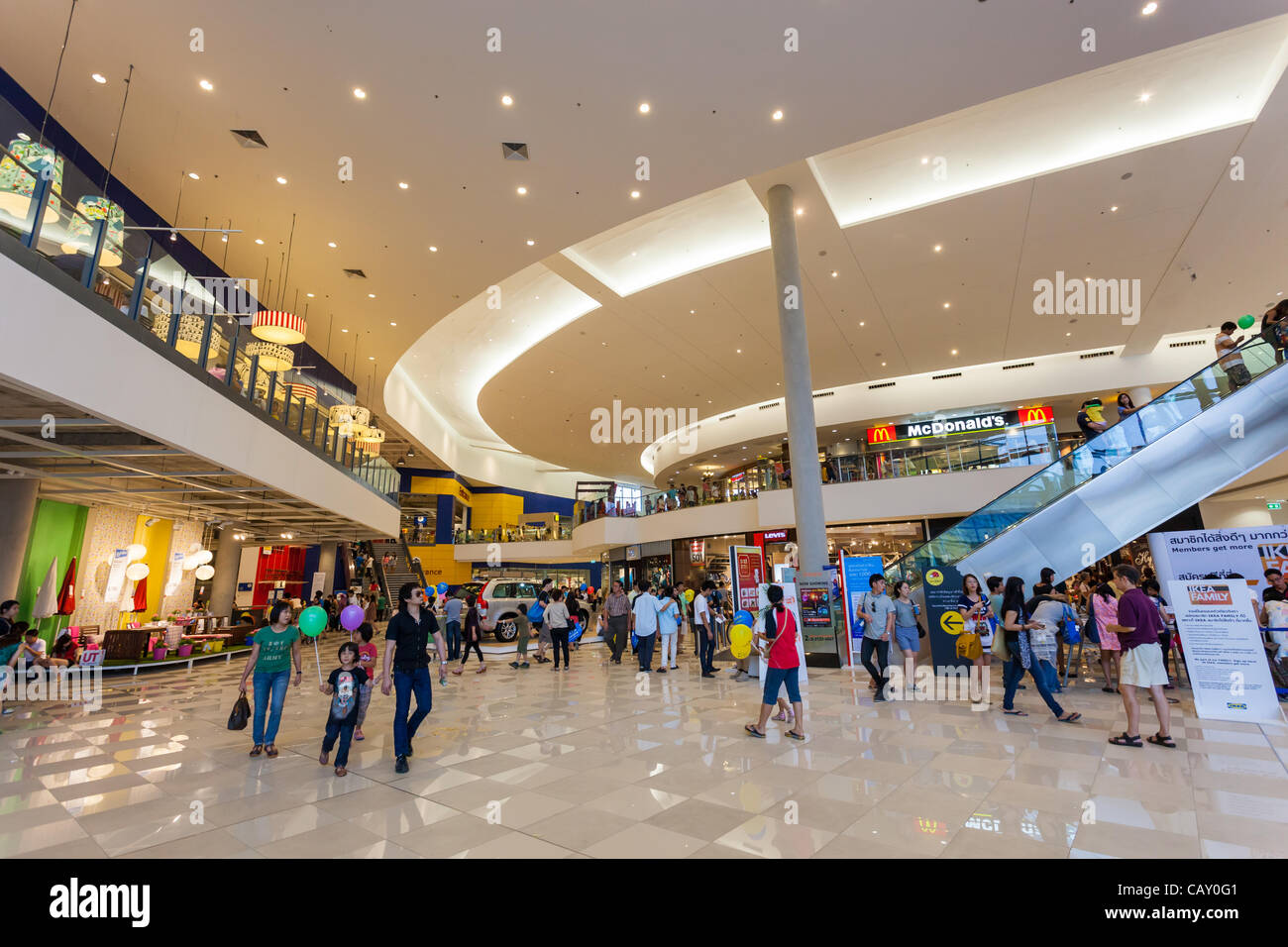 BANGKOK, 6 mai 2012 : foule thaïlandaise passe par le nouveau MegaBangna weenkend sur son ouverture. Situé à Bangkok, MegaBangna est Asie du sud-est de faible hauteur le plus grand centre commercial avec 800 boutiques. Banque D'Images