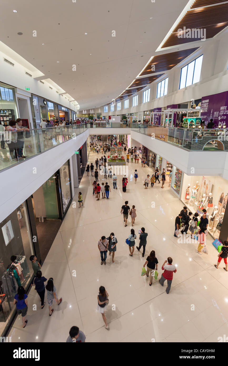 BANGKOK, 6 mai 2012 : foule thaïlandaise passe par le nouveau MegaBangna weenkend sur son ouverture. Situé à Bangkok, MegaBangna est Asie du sud-est de faible hauteur le plus grand centre commercial avec 800 boutiques. Banque D'Images