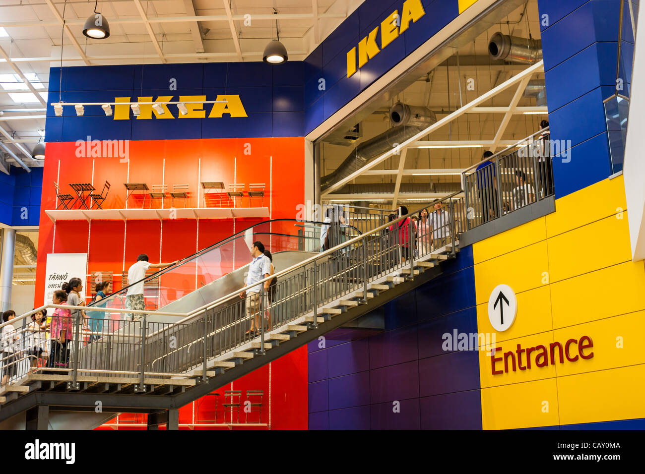 BANGKOK, 6 mai 2012 : Thai se foule dans Ikea dans le nouveau MegaBangna weenkend sur son ouverture. Situé à Bangkok, MegaBangna est Asie du sud-est de faible hauteur le plus grand centre commercial avec 800 boutiques Banque D'Images