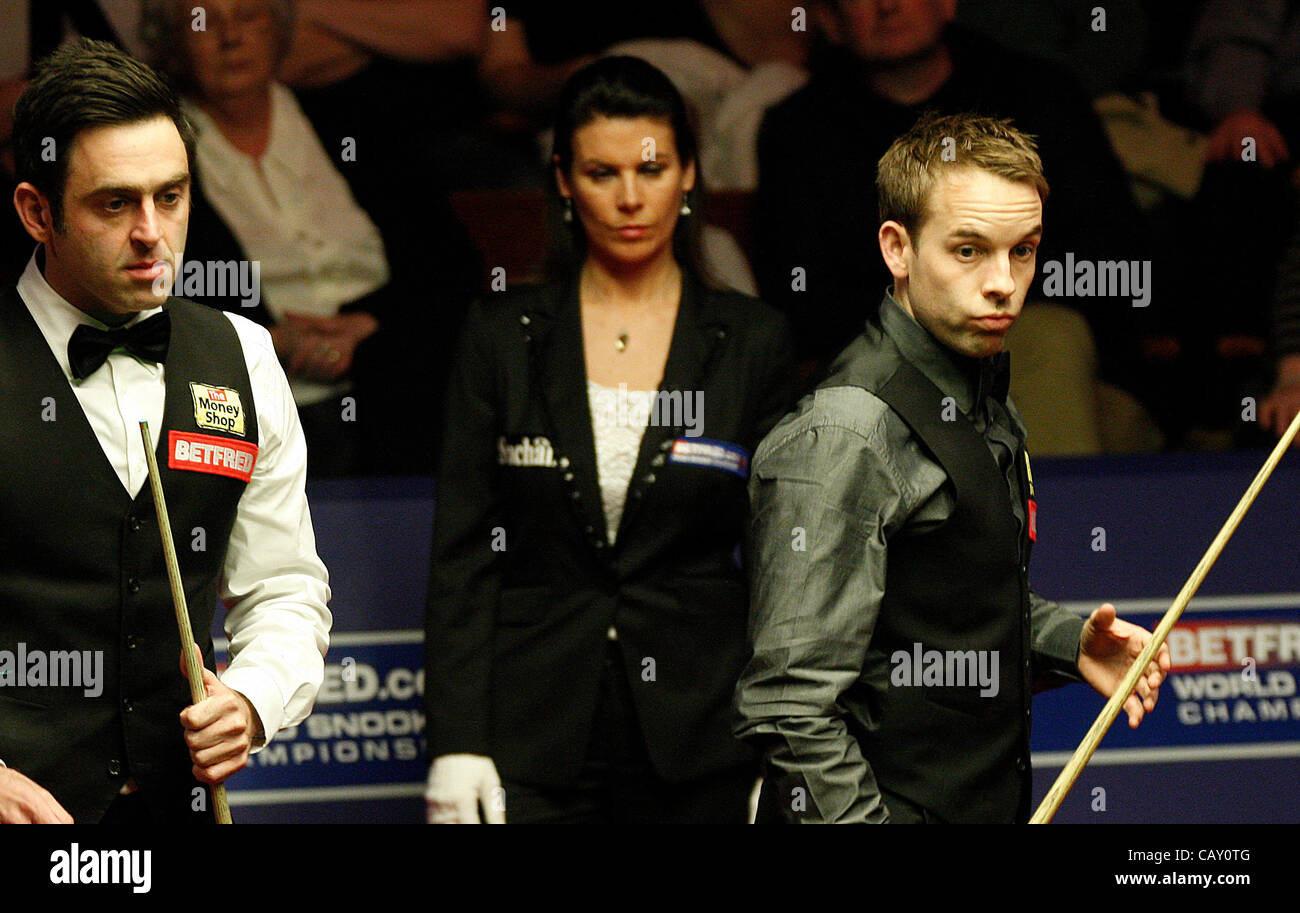 6 mai 2012 - Sheffield, Angleterre - 06.05.2012 - Première session - Ali Carter dans l'action contre Ronnie O'Sullivan dans le World Snooker Championship, arbitre final Michaela Tabb regarde sur (meilleur de 35 frames a joué plus de quatre sessions), joué au creuset, Sheffield, UK (Image Crédit : © Michael Cullen Banque D'Images