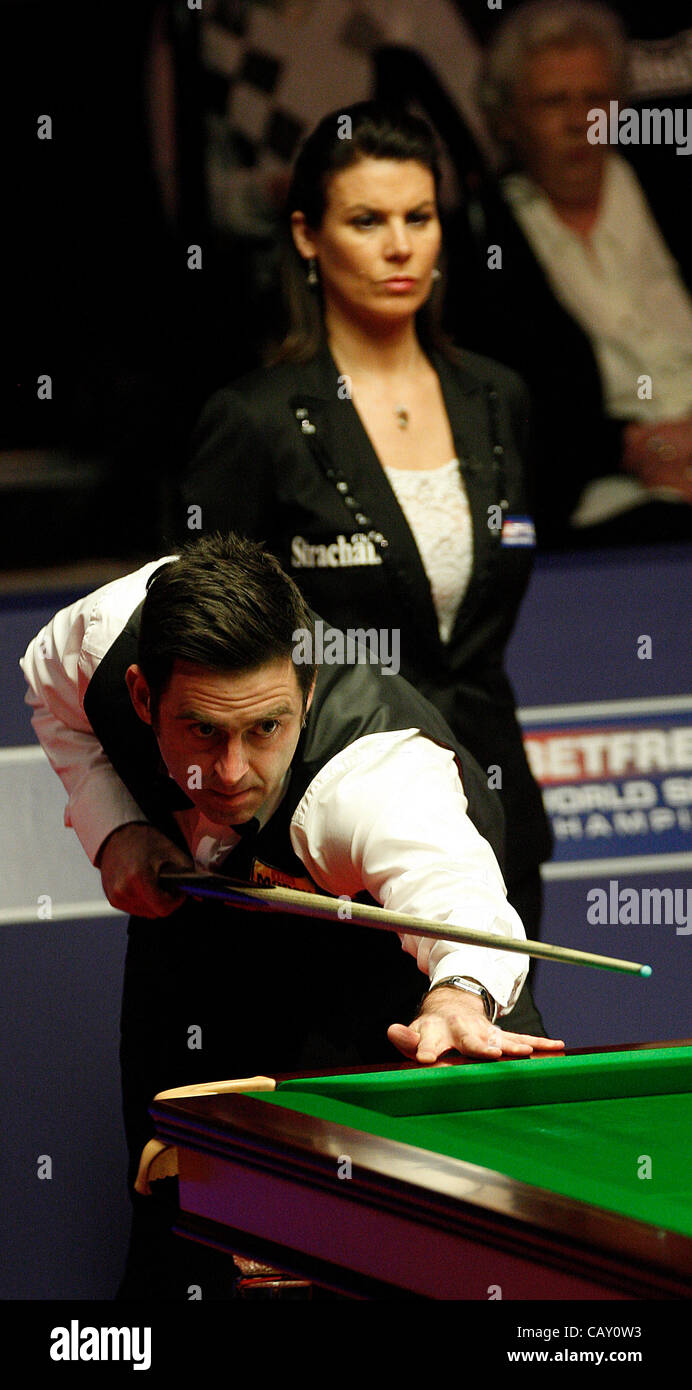 6 mai 2012 - Sheffield, Angleterre - 06.05.2012 - Ronnie O'Sullivan commence son pari pour un quatrième titre mondial contre Ali Carter dans la finale du Championnat du Monde avec l'arbitre Michaela Tabb regarde, joué au creuset, Sheffield, UK (Image Crédit : © Michael Cullen/ZUMAPRESS.com) Banque D'Images