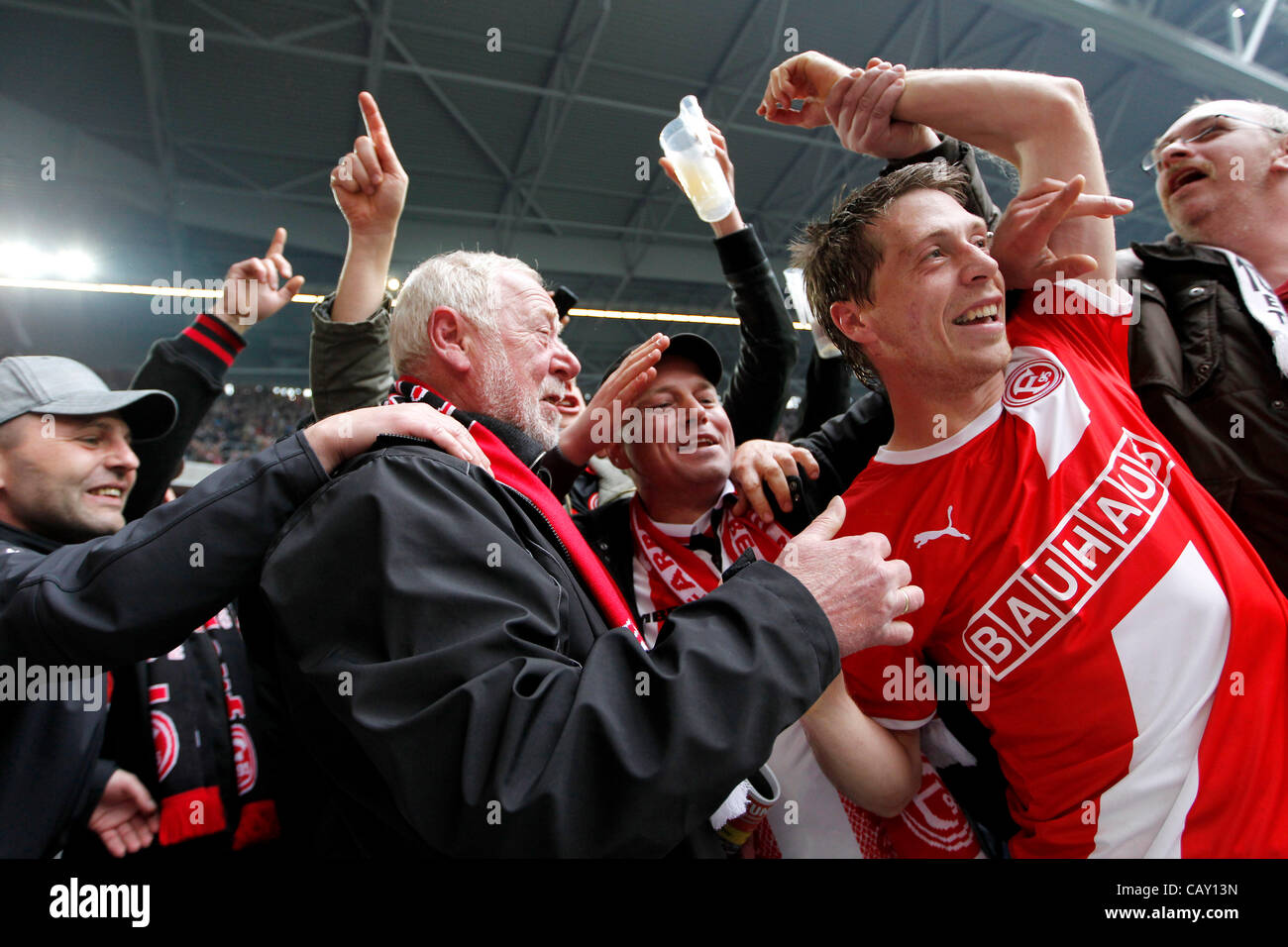 Duesseldorf 2.League Soccer Fortuna Düsseldorf - MSV Duisburg 2-2 le -6-2012 Ligue de soccer de deuxième division Fortuna Düsseldorf-MSV Duisburg Fan's de Duesseldorf sont celebreting avec le capitaine de l'équipe, Andreas Lambertz (R) après le match car la relégation atteint Duesseldorf matches avec les Banque D'Images