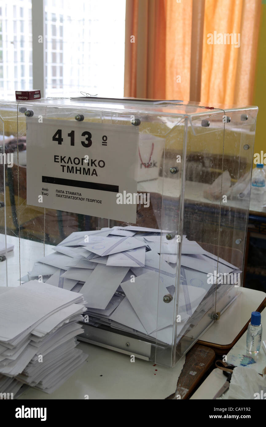 Urnes et bulletins de la politique grecque parties qui participent à l'élection du national grec de 06 mai 2012, répartis sur les bureaux à l'un des centres de l'élection, le dimanche 06 mai 2012 à 16:00 heures Banque D'Images