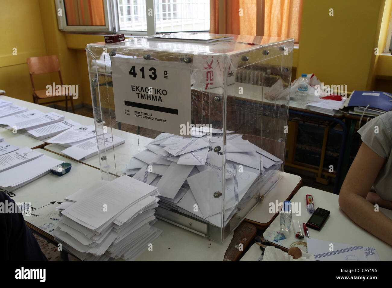 Urnes et bulletins de la politique grecque parties qui participent à l'élection du national grec de 06 mai 2012, répartis sur les bureaux à l'un des centres de l'élection, le dimanche 06 mai 2012 à 16:00 heures Banque D'Images