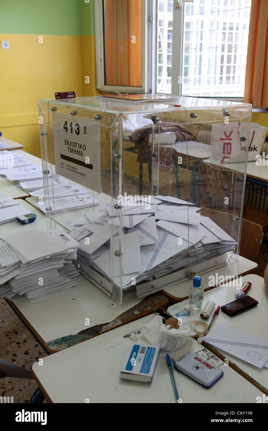 Urnes et bulletins de la politique grecque parties qui participent à l'élection du national grec de 06 mai 2012, répartis sur les bureaux à l'un des centres de l'élection, le dimanche 06 mai 2012 à 16:00 heures Banque D'Images