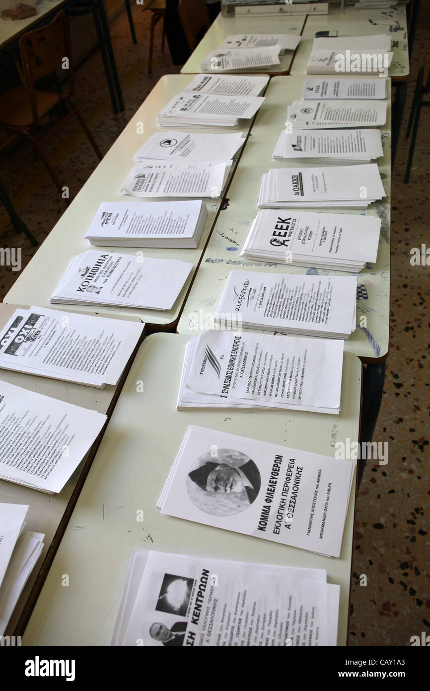 Bulletins de vote de tous les partis politiques grecs qui participent à l'élection du national grec de 06 mai 2012, répartis sur les bureaux à l'un des centres de l'élection, le dimanche 06 mai 2012 à 16:00 heures Banque D'Images