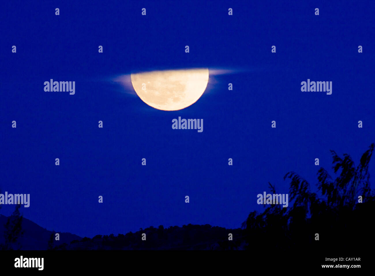 Pleine lune, Perigree ou supermoon, se lève sur le Colorado, USA. La lune est plus près de la Terre en orbite que la normale. Banque D'Images
