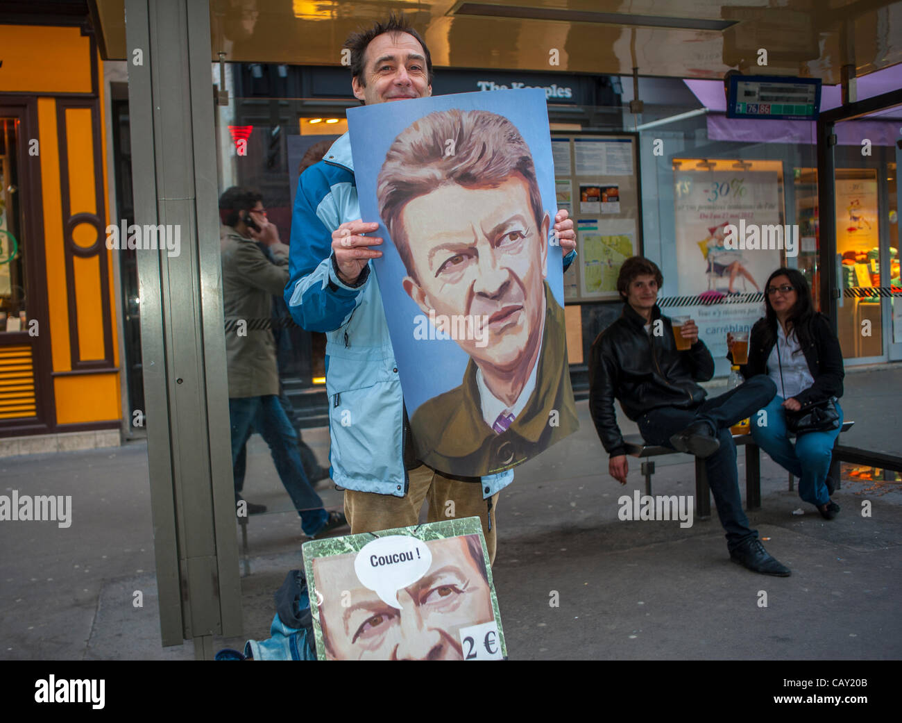 Paris, France, célébrons les résultats des élections présidentielles françaises, Man Holding Portrait de Jean Luc Melenson, candidat extrême gauche, différents panneaux de campagne, arrêt d'autobus affiche art, vote france Banque D'Images
