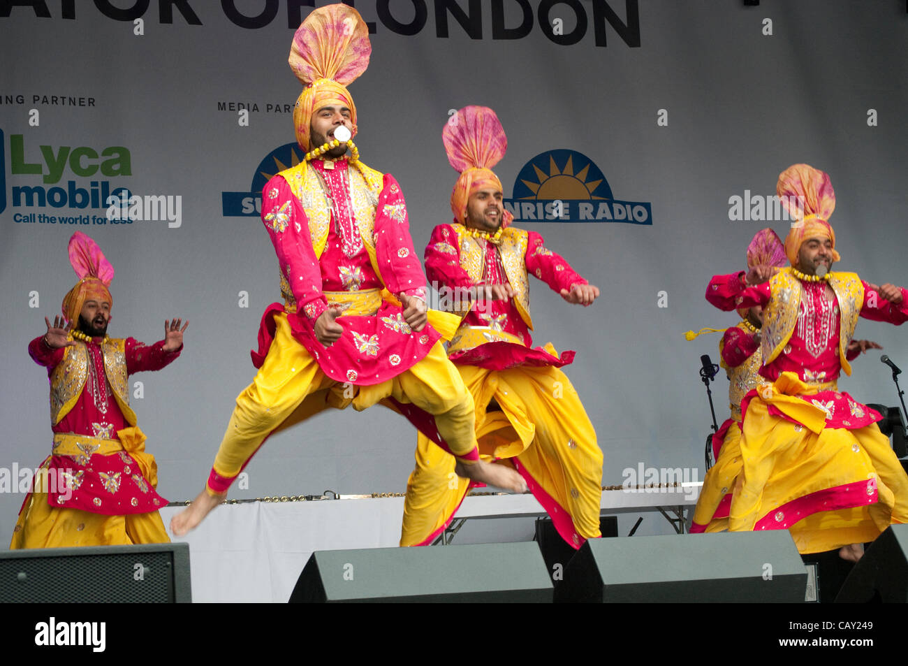 Danseurs, le Vaisakhi, Festival du nouvel an sikh, Trafalgar Square, London, UK, 06/05/2012 Banque D'Images