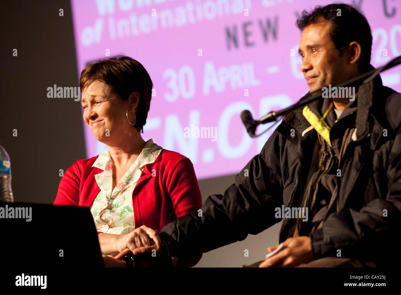 D'experts sur les droits des enfants au PEN World Voices Festival, New York, NY, le 5 mai 2012, avec co-auteurs Patricia McCormack (L) et l'ancien enfant soldat cambodgien Arn Chorn-Pond (R). Banque D'Images