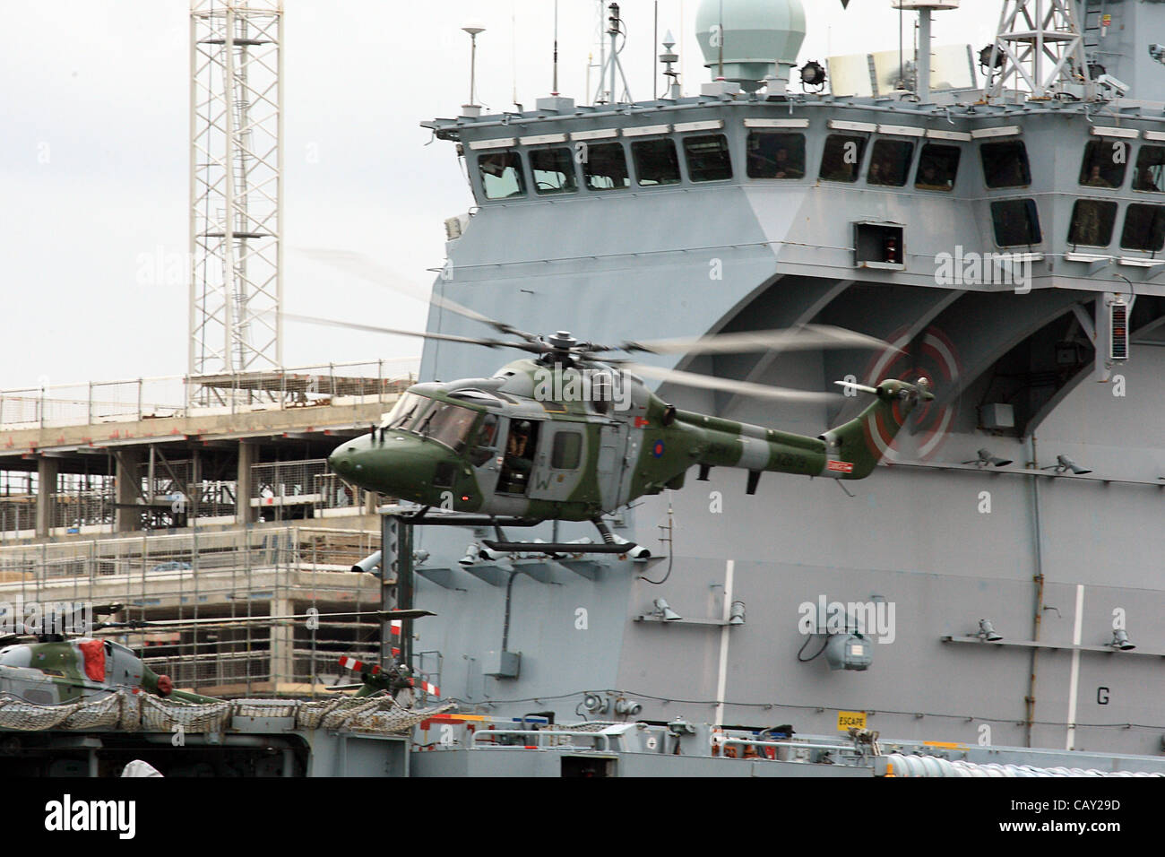 Londres, Royaume-Uni. 06 mai, 2012. Army Air Corps hélicoptère Lynx décolle du HMS Ocean, l'hélicoptère Lynx a été de fournir une réaction rapide d'alerte (QRA) dans le cadre de l'exercice gardien olympique. Banque D'Images