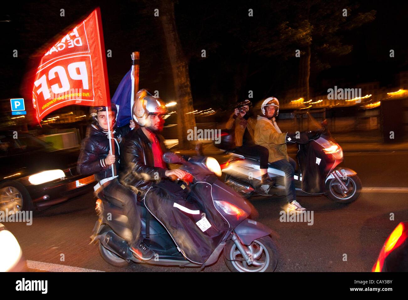 Qui de la rapee, Paris, élections françaises.06.05.2012 Image montre motocyclistes sur qui de la rapee, célébrer le succès de François Hollande, dans le centre de Paris, se réjouissant de François Hollande après les votes a indiqué qu'il était le nouveau président français. Banque D'Images