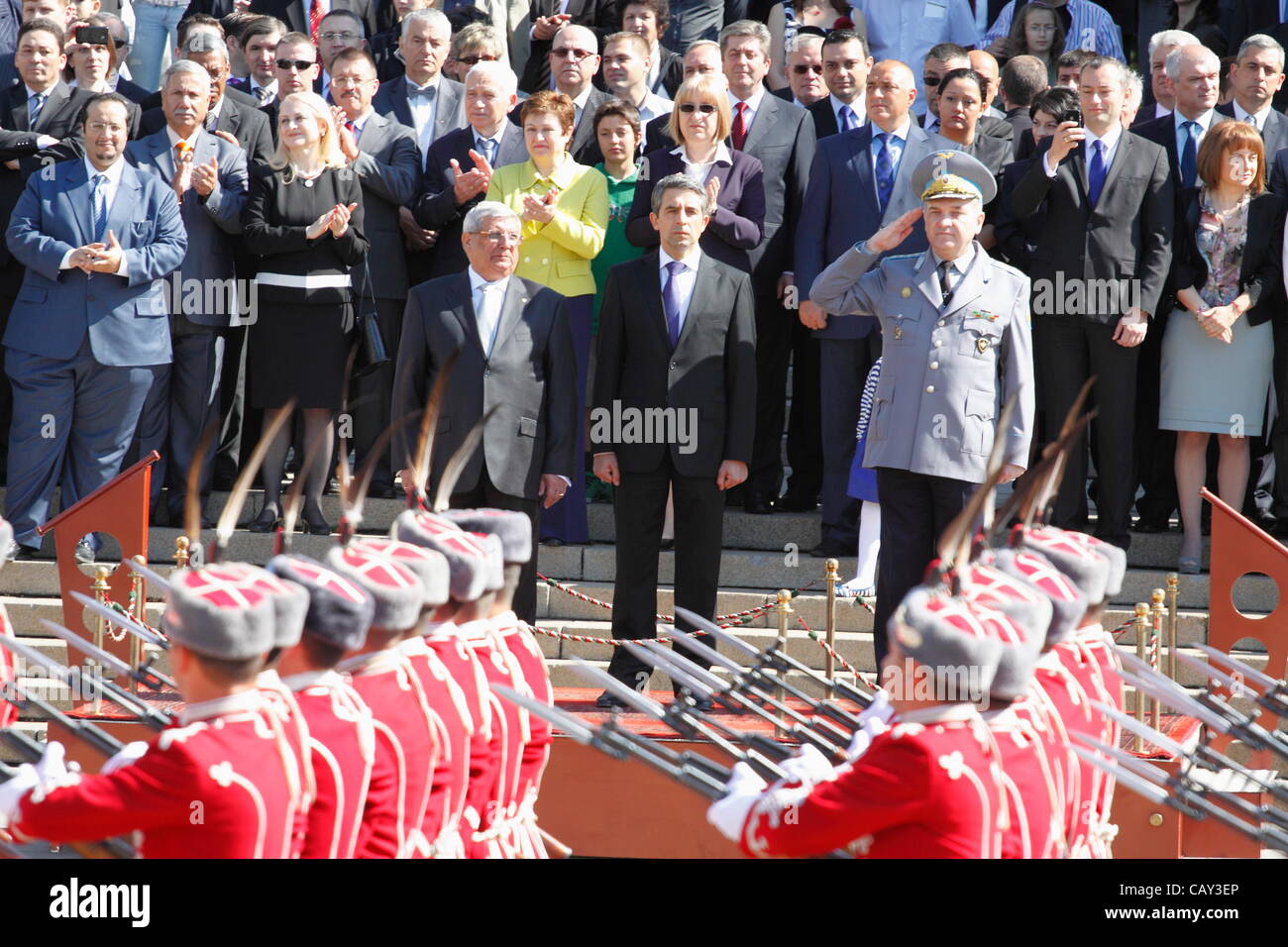 La Garde nationale bulgare dans l'uniforme de cérémonie défilent le Past Président Plevneliev, le ministre de la défense Anyu Angelov et chef du personnel Atanas Samandov LtGen. Sofia, Bulgarie, 6 mai 2012 Banque D'Images