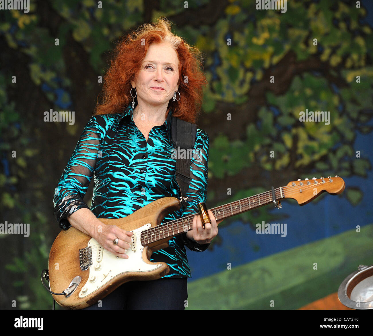 6 mai 2012 - La Nouvelle Orléans, Louisiane, USA - Musicien Bonnie Raitt effectue avec le Preservation Hall Jazz Band le septième jour de la New Orleans Jazz & Heritage Festival, qui se déroule à la Fair Grounds Race Course situé à La Nouvelle-Orléans.. Copyright 2012 Jason Moore (crédit Image : © Banque D'Images