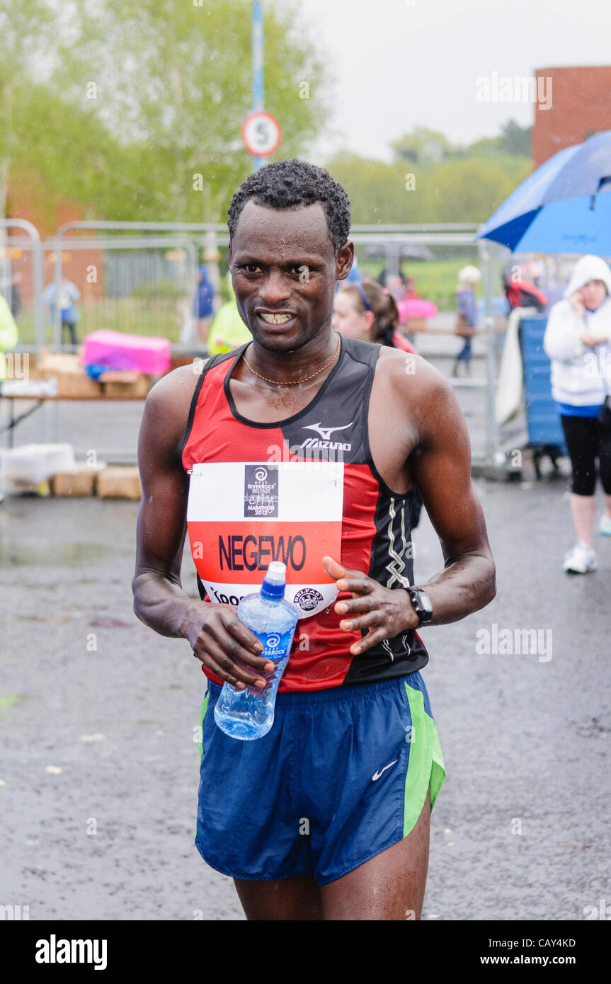 Belfast, 07/05/2012 : Urga Negewo Éthiopien remporte le marathon de Belfast 2012 avec un temps record de 2:13:40 Banque D'Images