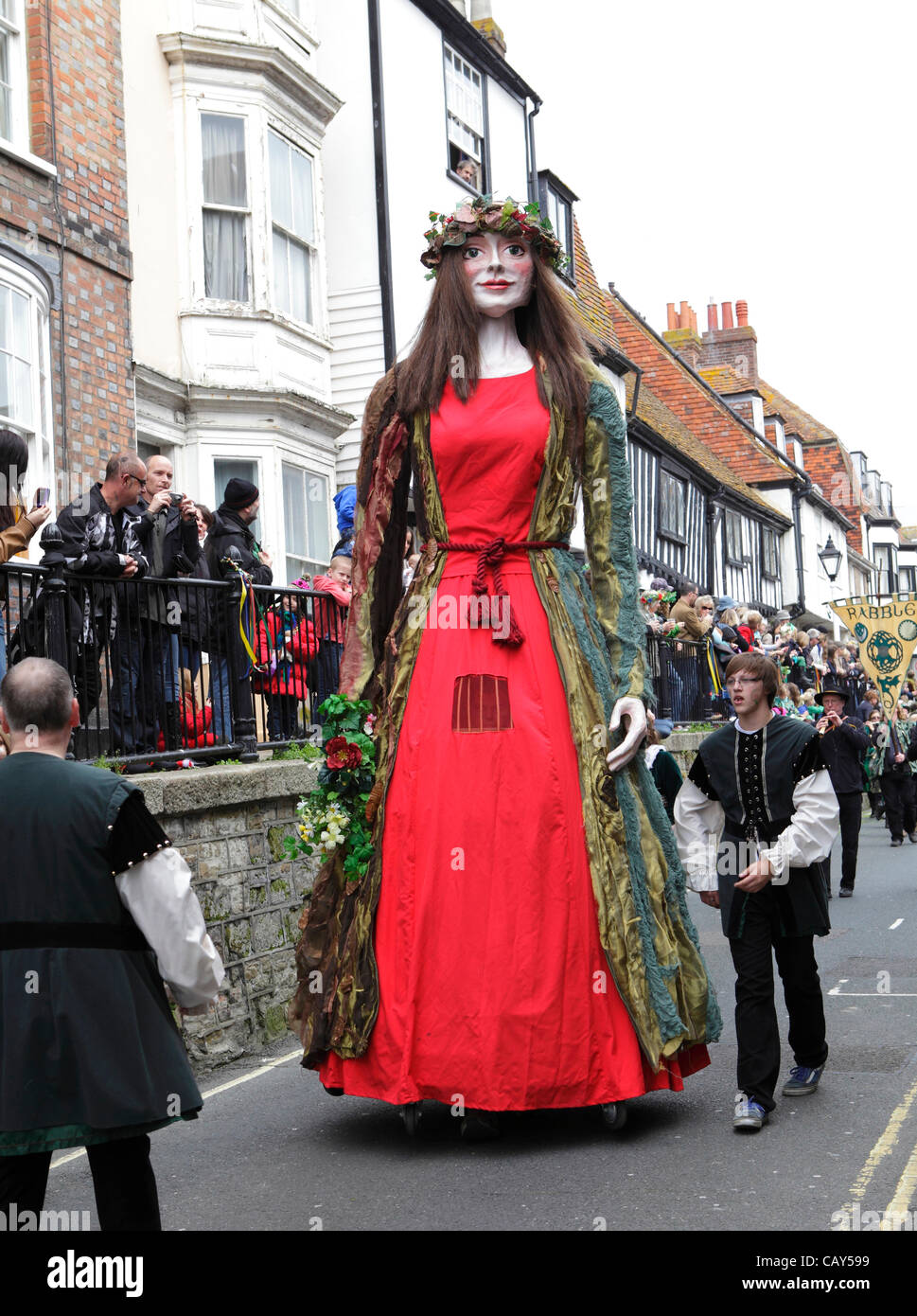 Hastings, Angleterre, Royaume-Uni. 07 mai, 2012. Un géant des défilés à travers la vieille ville de Hastings durant la prise dans th Green Procession le peut jour férié. Banque D'Images